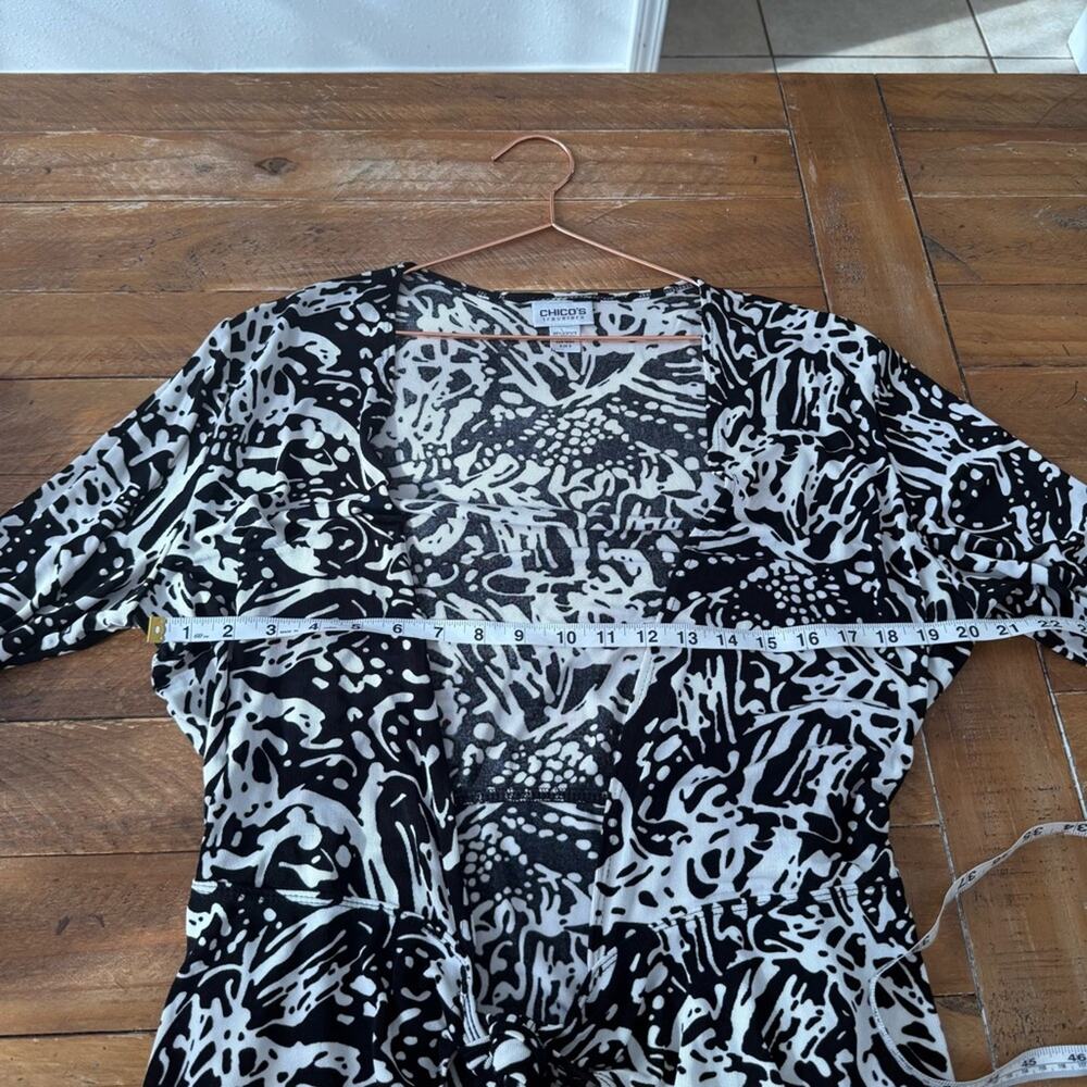 Chico's travelers Black and Cream front tie Abstract Blouse size 2 medium - Picture 5 of 5